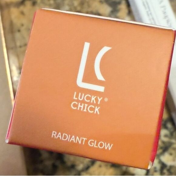LUCKY CHICK Lucky Illuminizer Fruit Infused Glow- Radiant Glow (Bronze) 20.0 g - Picture 3 of 3